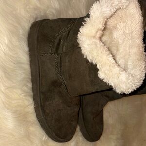 Cozy green Suede Boots with Cream Fur Lining